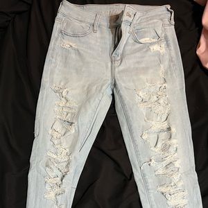 Very distressed skinny jeans